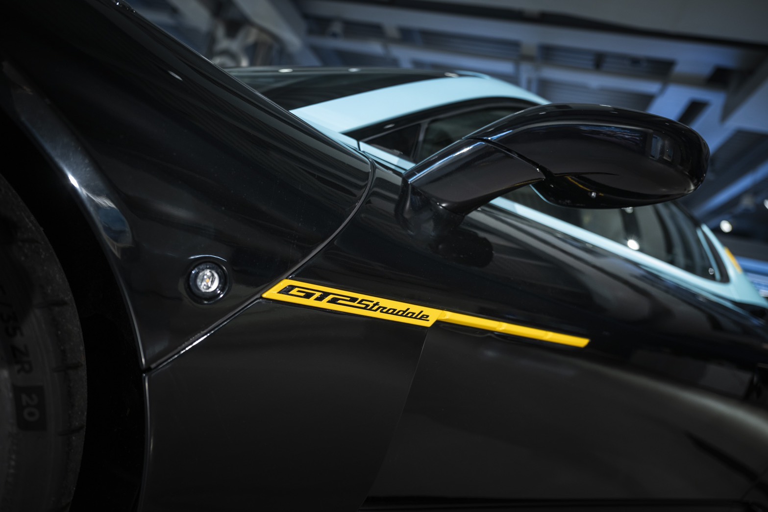 【新聞圖片】GT2 Stradale 於 Modena 製造，是品牌將 GT2 賽車技術導入道路車款的重要里程碑，搭載 640 匹馬力海王星 Nettuno V6 雙渦輪增壓引擎，僅需 2.8 秒即可完成 0 至 100 加速
